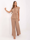 Eleganten komplet v camel barvi