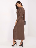 Elegantna bež maxi obleka z dolgimi rokavi in preklopnim izrezom