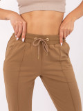 Stilne trenirke v camel barvi