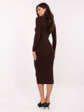 Elegantna rebrasta midi obleka z gumbi – temno rjava