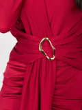 Elegantna rdeča maxi obleka z dolgimi rokavi in preklopnim izrezom