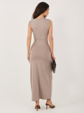 Elegantna bež midi obleka z vodnim izrezom