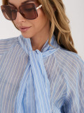 Ženska svetlo modra srajca s črtami in zavezovanjem