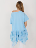 Svetlo modra bombažna bluza z volanom in vezenino