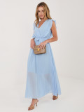 Svetlo modra razširjena midi obleka s pasom
