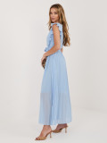 Svetlo modra razširjena midi obleka s pasom
