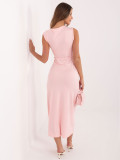Elegantna rožnata midi obleka brez rokavov
