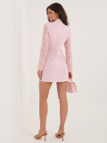 Elegantna mini obleka v svetlo roza barvi s čipko in volanom