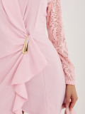 Elegantna mini obleka v svetlo roza barvi s čipko in volanom