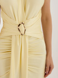 Elegantna rumena midi obleka s preklopnim izrezom