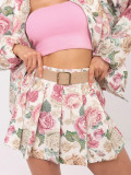Rožnate kratke hlače s cvetličnim vzorcem in pasom