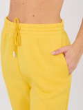 Rumene trenirke z visokim pasom in stranskimi žepi