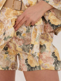 Rumene kratke hlače s cvetličnim vzorcem in širokimi hlačnicami