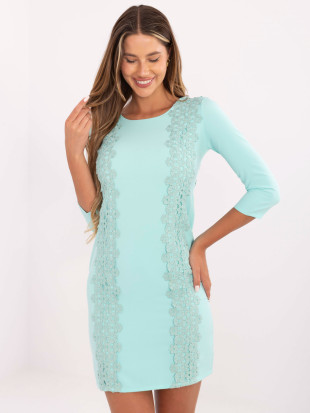 Minta koktajl obleka s cvetlično aplikacijo