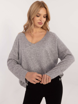 Elegantni siv pulover z aplikacijo
