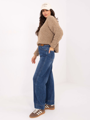 Bež pulover s pleteno teksturo in okroglim izrezom