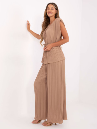 Eleganten komplet v camel barvi
