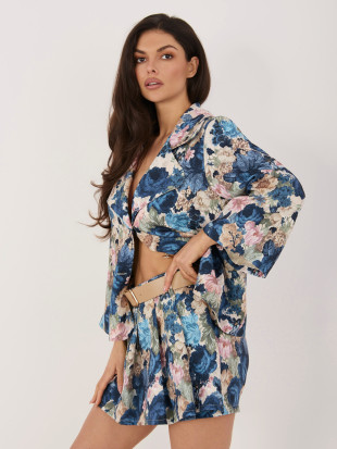 Modre kratke hlače s cvetličnim vzorcem, širokimi hlačnicami in pasom