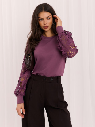 Elegantna vijolična bluza s čipko in napihnjenimi rokavi