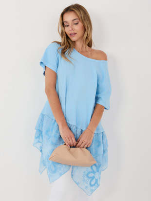 Svetlo modra bombažna bluza z volanom in vezenino